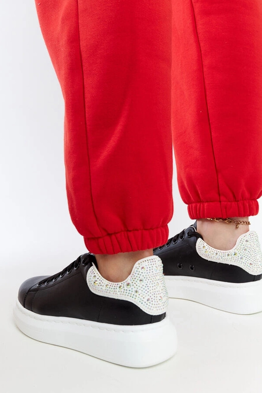 Melnas kedas uz platformas GOE JJ2N4052