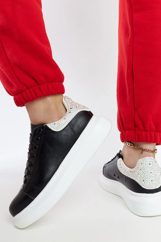 Melnas kedas uz platformas GOE JJ2N4052