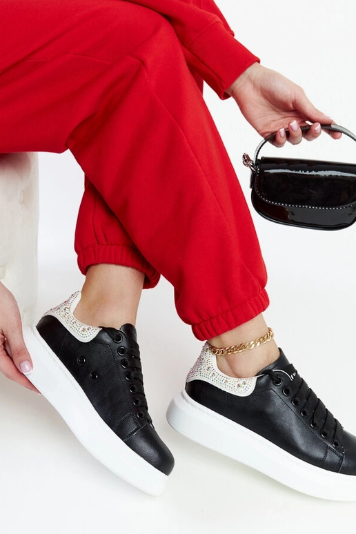 Melnas kedas uz platformas GOE JJ2N4052