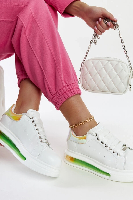 Baltas kedas uz platformas GOE NN2N4029