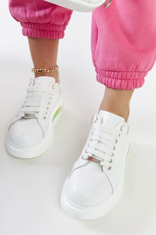 Baltas kedas uz platformas GOE NN2N4029