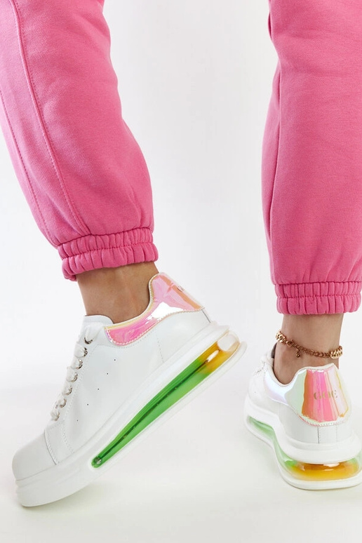 Baltas kedas uz platformas GOE NN2N4029