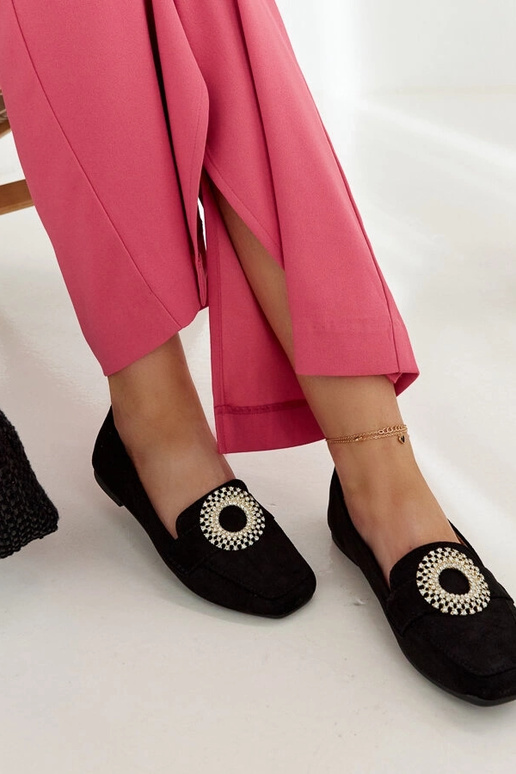 Melni mokasīni, kas dekorēti ar...