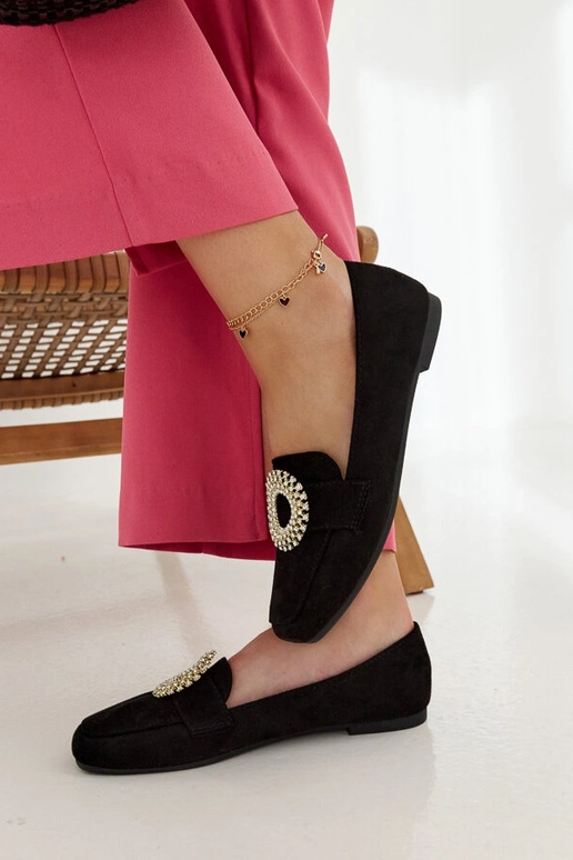 Melni mokasīni, kas dekorēti ar...