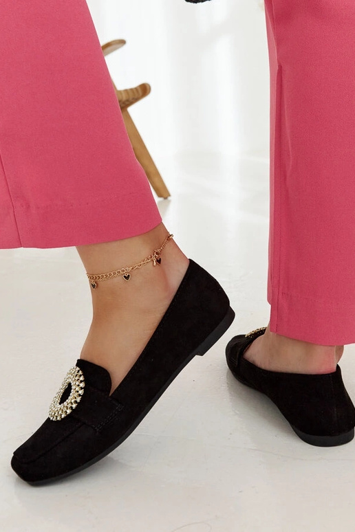 Melni mokasīni, kas dekorēti ar...