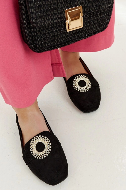 Melni mokasīni, kas dekorēti ar...