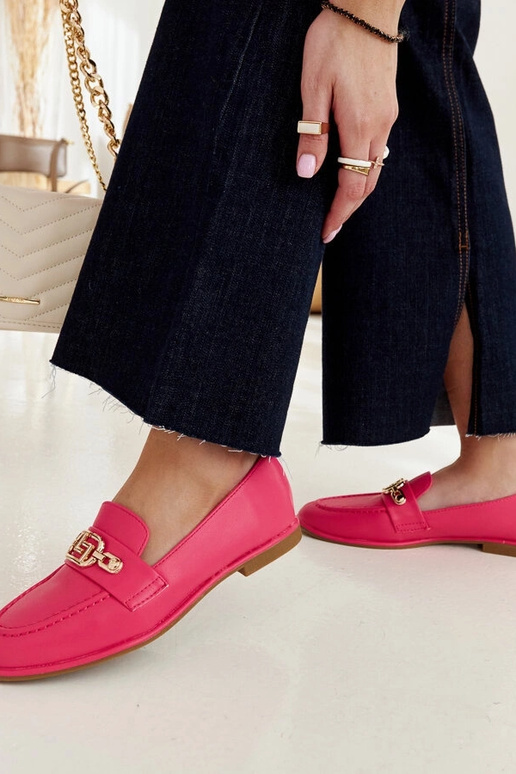 Rozā loaferi, kas dekorēti ar Kuens...