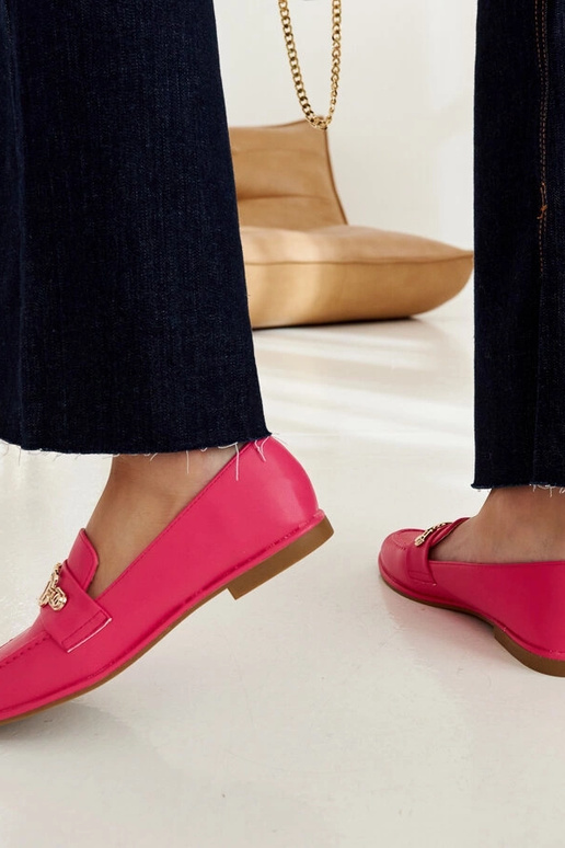 Rozā loaferi, kas dekorēti ar Kuens...