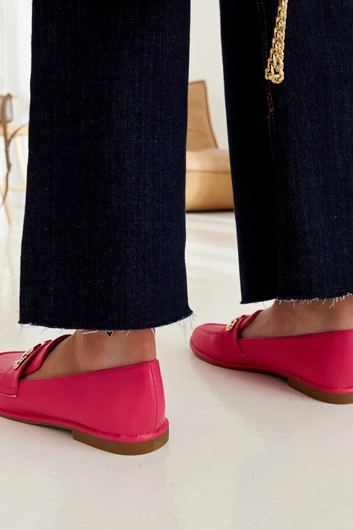 Rozā loaferi, kas dekorēti ar Kuens...