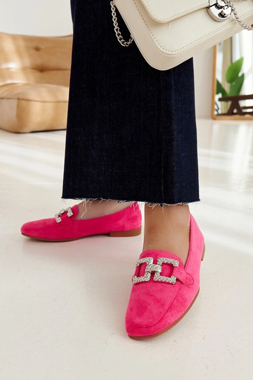 Rozā loaferi, kas dekorēti ar Kuens...