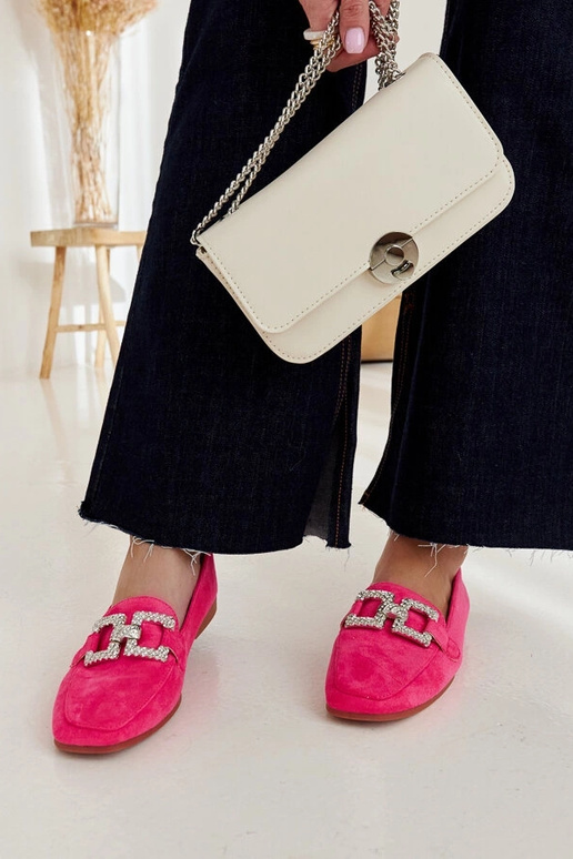 Rozā loaferi, kas dekorēti ar Kuens...