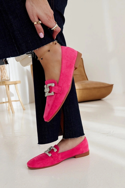 Rozā loaferi, kas dekorēti ar Kuens...