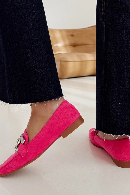 Rozā loaferi, kas dekorēti ar Kuens...