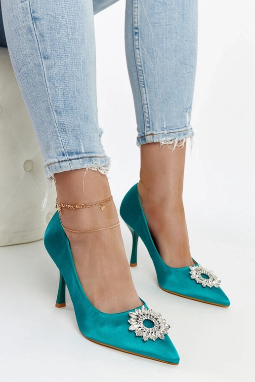 Zaļi satīna apdares stileti ar...