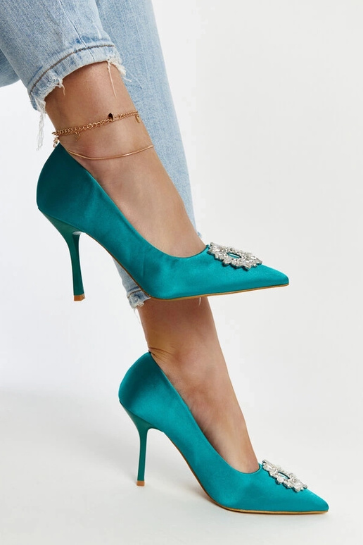 Zaļi satīna apdares stileti ar...