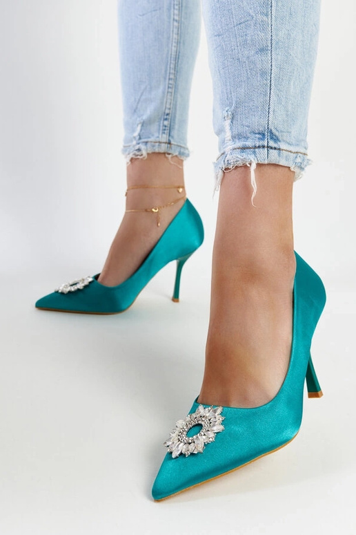 Zaļi satīna apdares stileti ar...