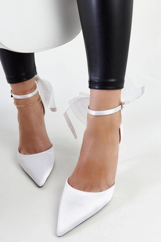 Baltas augstpapēžu kurpes ar banti...