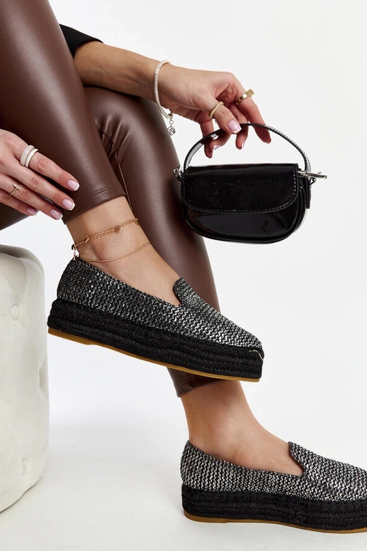Melnas espadrilas dekorētas ar...