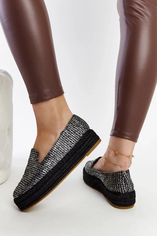Melnas espadrilas dekorētas ar...