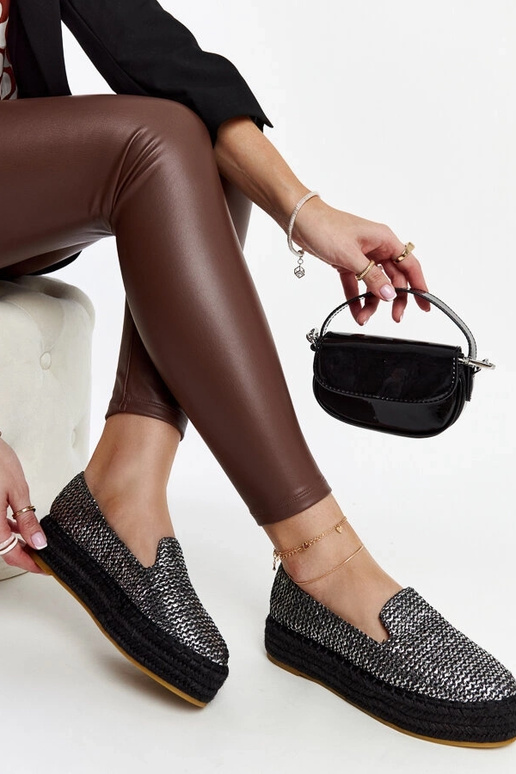 Melnas espadrilas dekorētas ar...