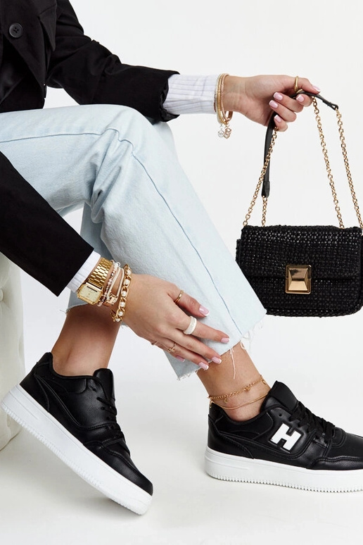 Melnas kedas uz baltas platformas Mentha