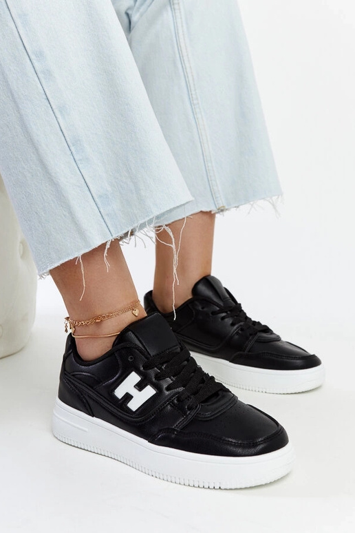 Melnas kedas uz baltas platformas Mentha