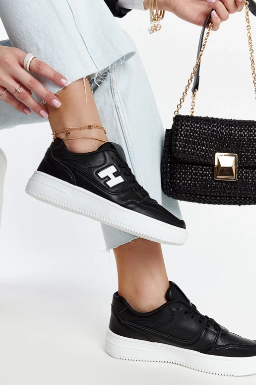 Melnas kedas uz baltas platformas Mentha