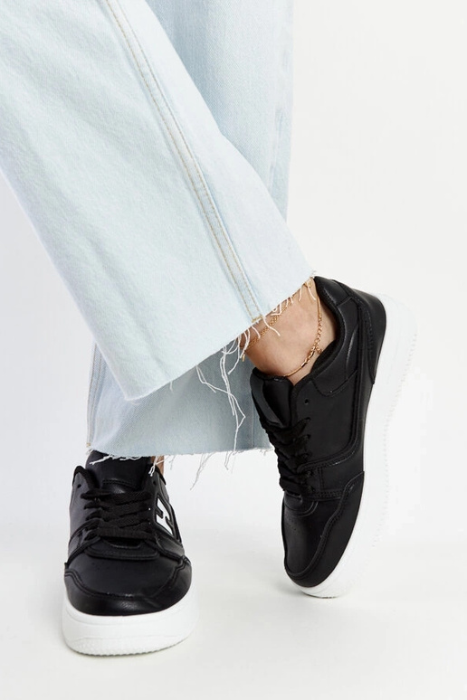 Melnas kedas uz baltas platformas Mentha