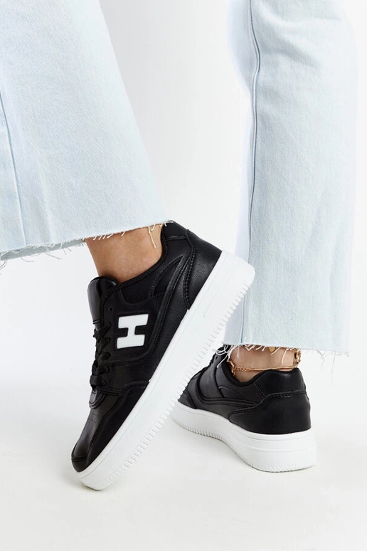 Melnas kedas uz baltas platformas Mentha