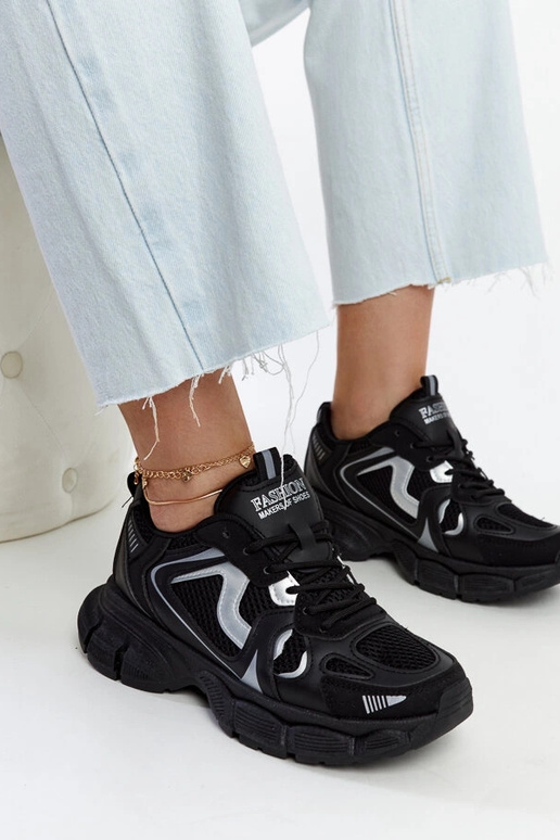 Melnas kedas ar masīvu Jacobine zoli