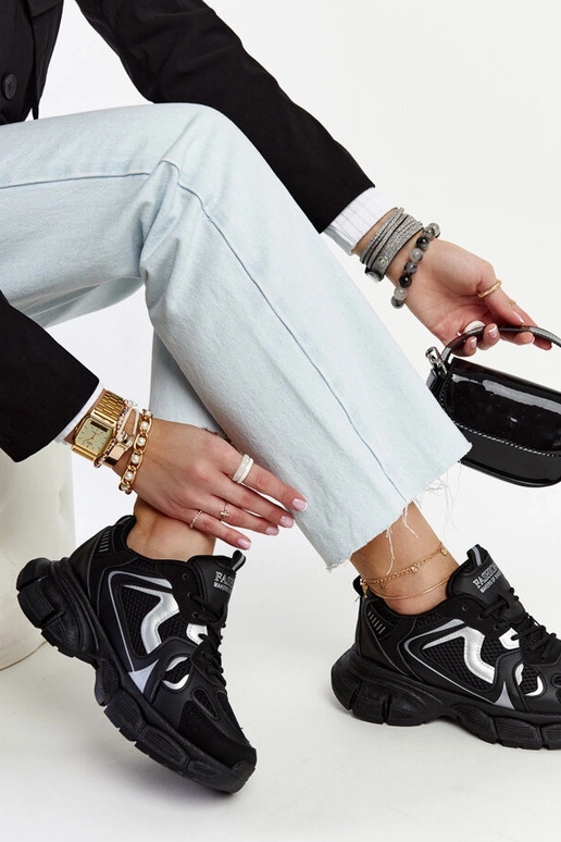 Melnas kedas ar masīvu Jacobine zoli