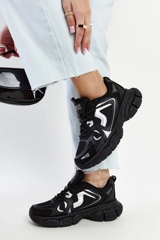 Melnas kedas ar masīvu Jacobine zoli