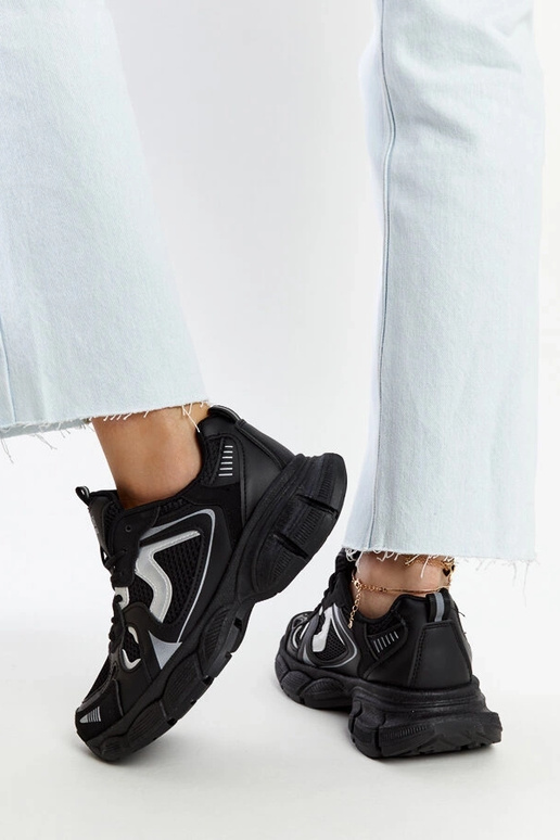 Melnas kedas ar masīvu Jacobine zoli