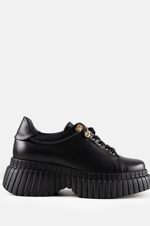 Melni ādas sporta apavi uz platformas...