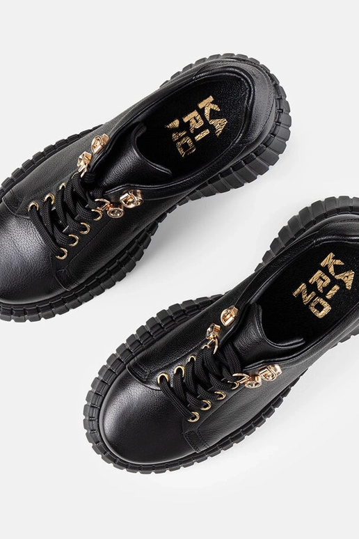 Melni ādas sporta apavi uz platformas...