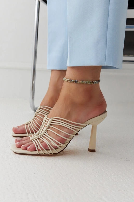 Gaiši bēši Borna augstpapēžu mūļi