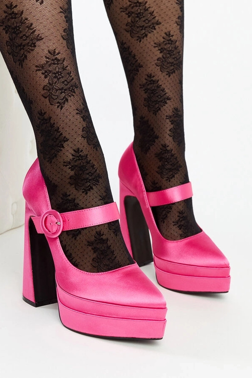 Maika tumši rozā augstpapēžu pumpas