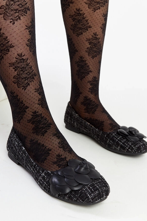 Melni baleta dzīvokļi ar dekoratīvu...