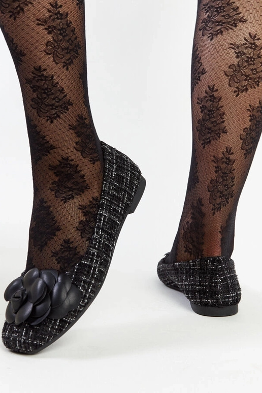 Melni baleta dzīvokļi ar dekoratīvu...