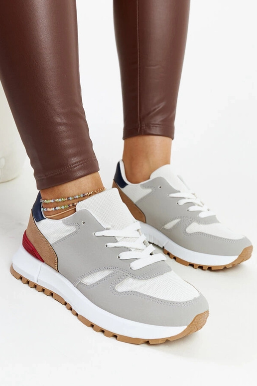 Daudzkrāsainas kedas uz Sultisz...