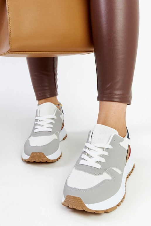 Daudzkrāsainas kedas uz Sultisz...