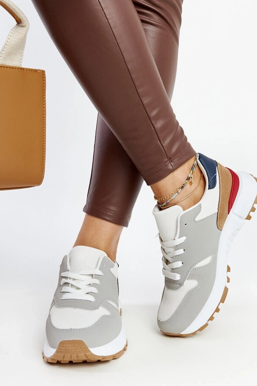 Daudzkrāsainas kedas uz Sultisz...