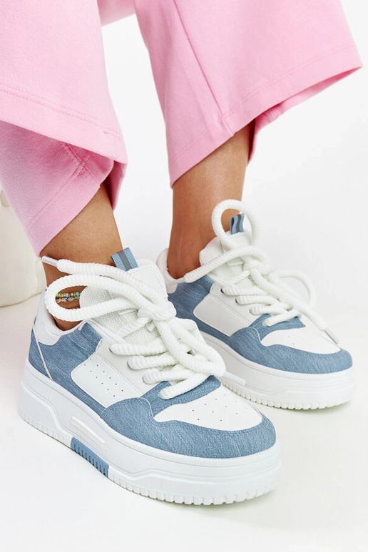 Balti un zili sporta apavi uz...