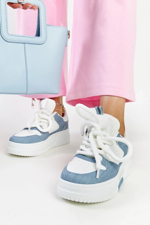 Balti un zili sporta apavi uz...