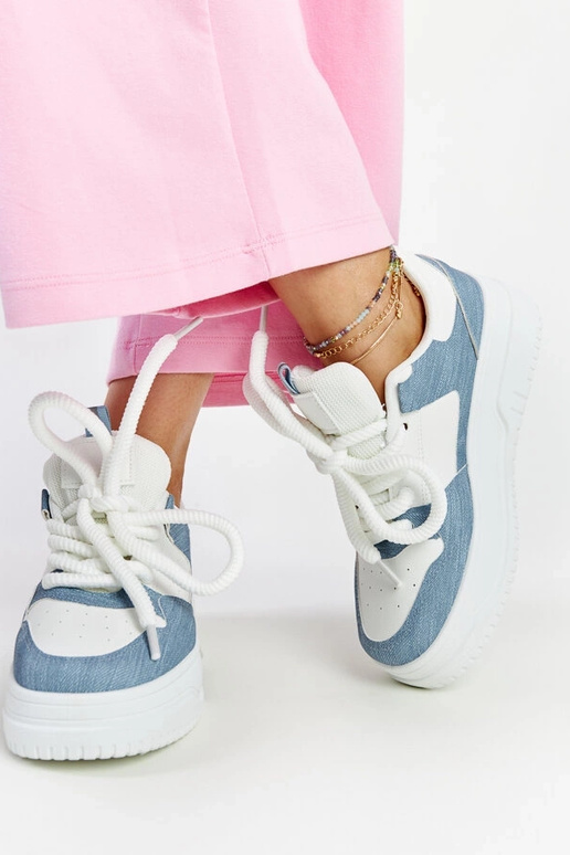 Balti un zili sporta apavi uz...