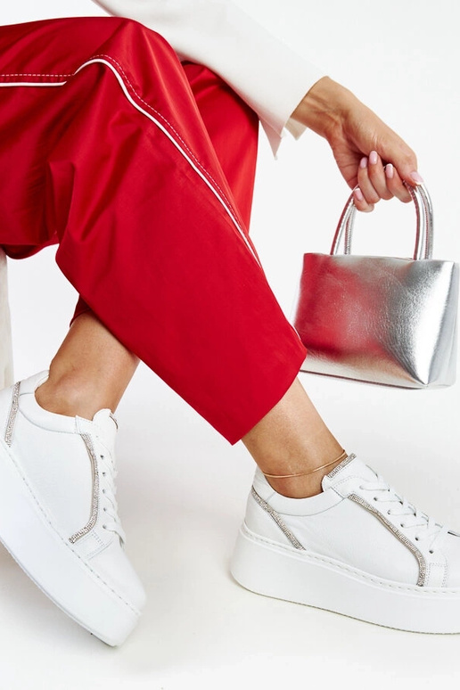 Balti ādas sporta apavi ar cirsti Karino