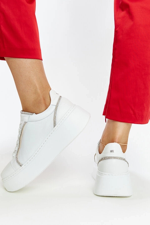 Balti ādas sporta apavi ar cirsti Karino