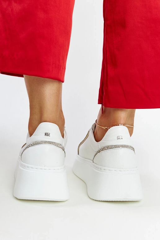 Balti ādas sporta apavi ar cirsti Karino