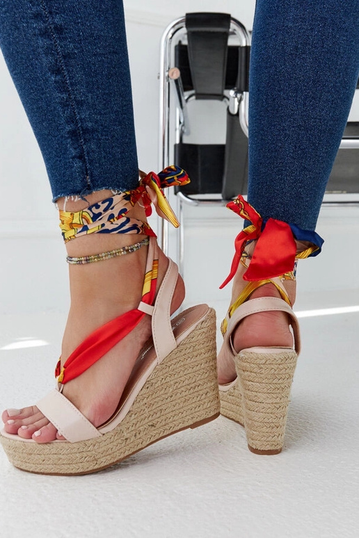 Aziza smilškrāsas mežģīņu sandales