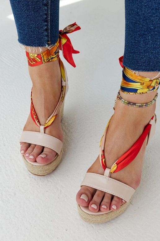 Aziza smilškrāsas mežģīņu sandales